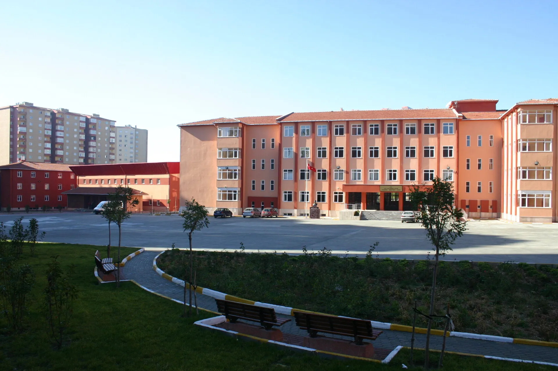 Vali Muammer Güler Anadolu Öğretmen Lisesi, Spor Salonu ve Yurt Binası